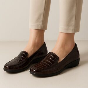 Clarks Brown Croc Embossed Patent Leather Loafers Women’s 8M Comfort Flats‎